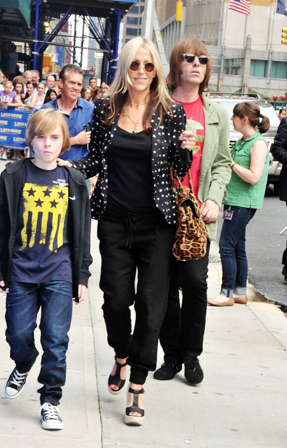 Liam Gallagher avec Nicole Appleton et leur fils Gene à New York le 21 juin 2011. 