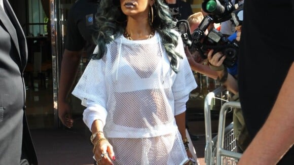 Rihanna dévoile sa folie capillaire et ses dessous dans une tenue transparente