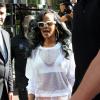 La chanteuse Rihanna, sexy dans une tenue transparente, quitte son hotel pour se rendre a Birmingham pour son concert, le 18 juillet 2013