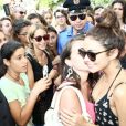 Vanessa Hudgens sur un yacht avec des amis le 19 juillet 2013 à Ischia en Italie, après une rencontre avec ses fans.