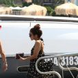 Vanessa Hudgens sur un yacht avec des amis le 19 juillet 2013 à Ischia en Italie, après une rencontre avec ses fans.
