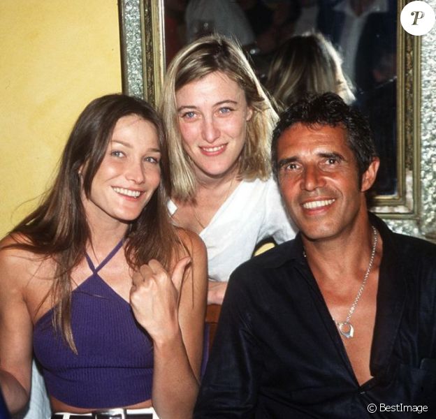 Carla Bruni, Valeria Bruni-Tedeschi et Julien Clerc dans un restaurant parisien, le 21 juin 2000.