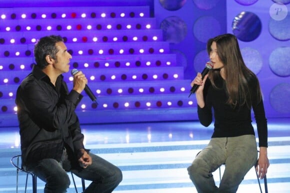 Carla Bruni et Julien Clerc en duo sur le plateau de "Vivement Dimanche" en mai 2003.