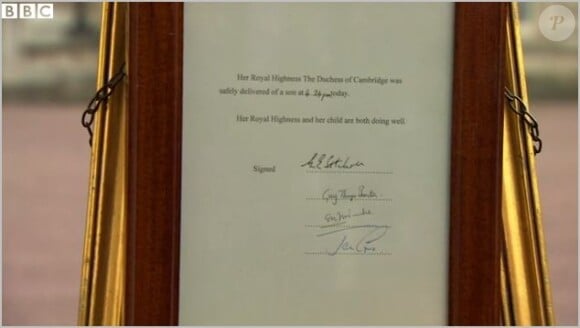 Le bulletin officiel émis à l'hôpital St Mary pour la naissance du prince de Cambridge, fils du prince William et de Kate Middleton, le 22 juillet 2013 à Londres, a été exposé sur un chevalet devant Buckingham Palace.