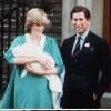 A 31 ans d'intervalle, à la sortie de la maternité de l'aile Lindo de l'hôpital St Mary à Londres : la princesse Diana et le prince Charles avec leur fils le prince William de Galles, le 22 juin 1982, et Kate Middleton et le prince William avec leur fils le prince George de Cambridge, le 23 juillet 2013.
