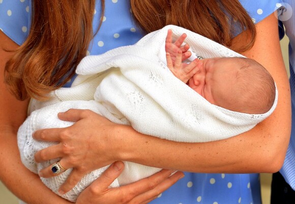 Kate Middleton, William et leur fils le prince George de Cambridge partant de l'hôpital St Mary, le 23 juillet 2013 à Londres