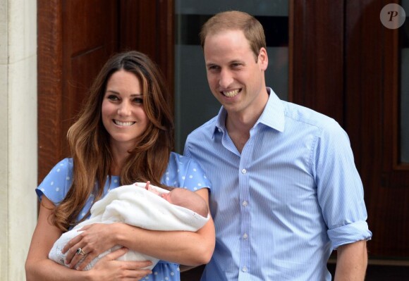 Kate Middleton, William et leur fils le prince George de Cambridge partant de l'hôpital St Mary, le 23 juillet 2013 à Londres