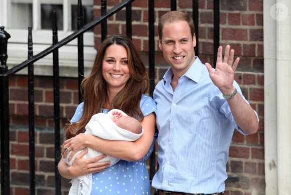 Kate Middleton, William et leur fils le prince George de Cambridge partant de l'hôpital St Mary, le 23 juillet 2013 à Londres