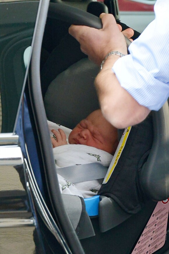 Kate Middleton, William et leur fils le prince George de Cambridge partant de l'hôpital St Mary, le 23 juillet 2013 à Londres
