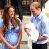 Kate Middleton, William et leur fils le prince George de Cambridge partant de l'hôpital St Mary, le 23 juillet 2013 à Londres