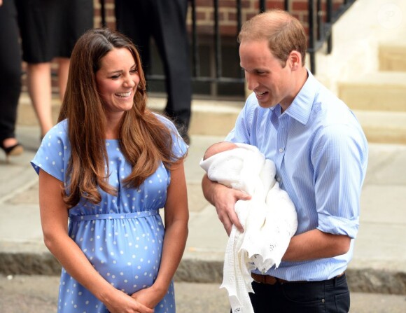 Kate Middleton, William et leur fils le prince George de Cambridge partant de l'hôpital St Mary, le 23 juillet 2013 à Londres