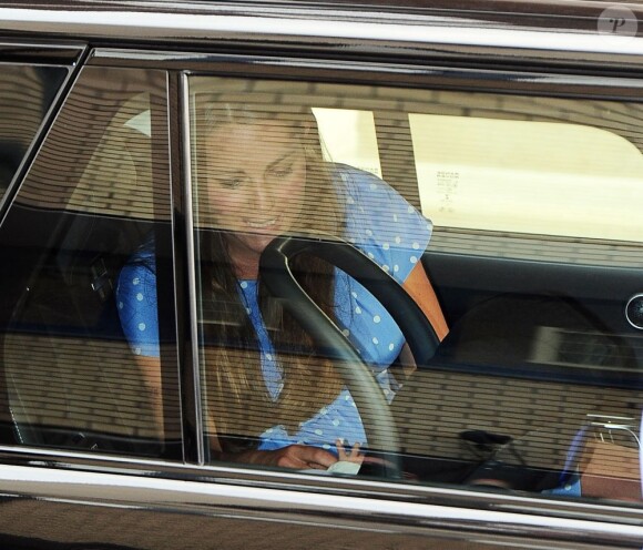 Kate Middleton, William et leur fils le prince George de Cambridge partant de l'hôpital St Mary, le 23 juillet 2013 à Londres