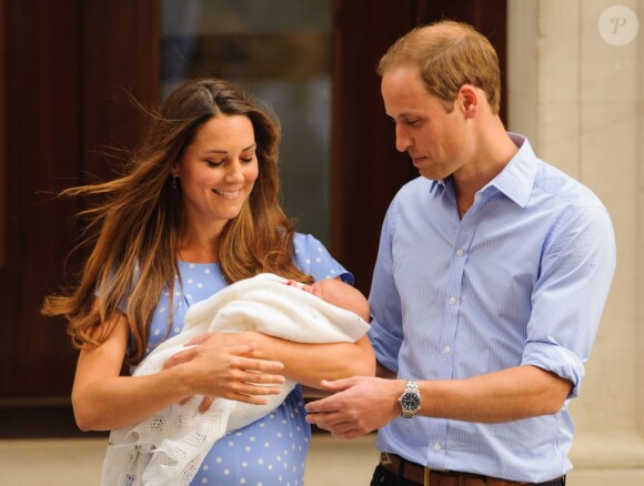 Kate Middleton, William et leur fils le prince George de Cambridge partant de l'hôpital St Mary, le 23 juillet 2013 à Londres