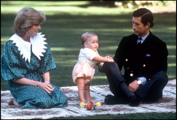 Lady Di, le prince William et le prince Charles en janvier 1983.