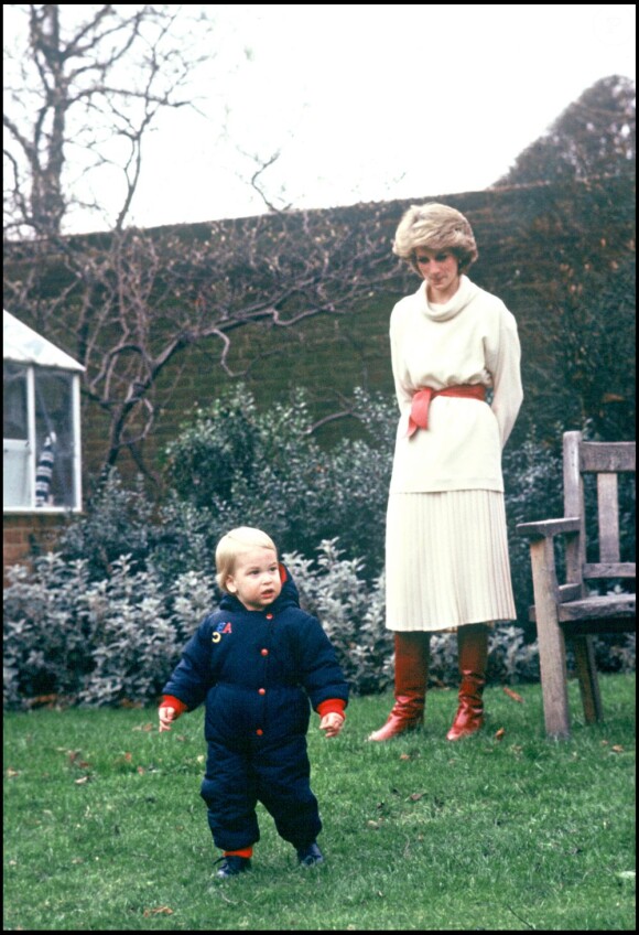 Le prince William en décembre 1983 avec sa mère la princesse Diana