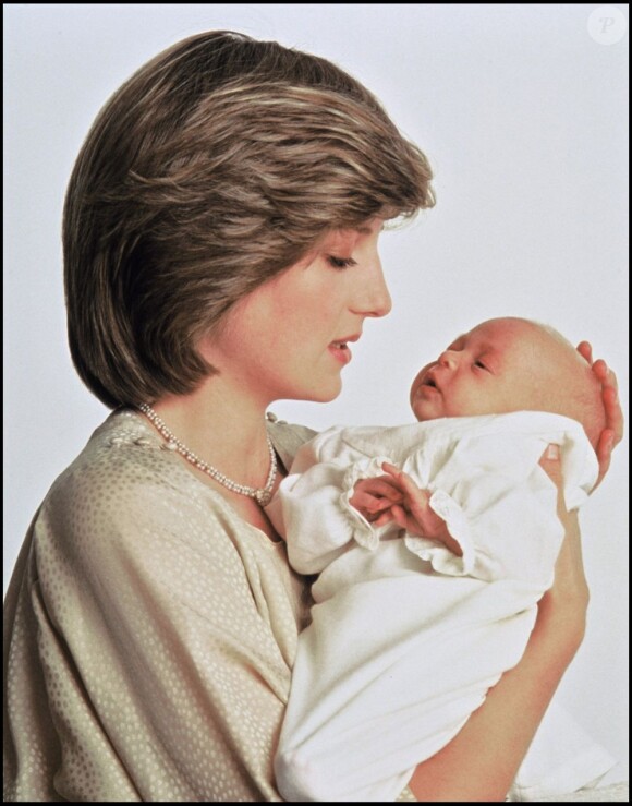 Portrait de Lady Di et son fils le prince William âgé de 6 semaines, en août 1982