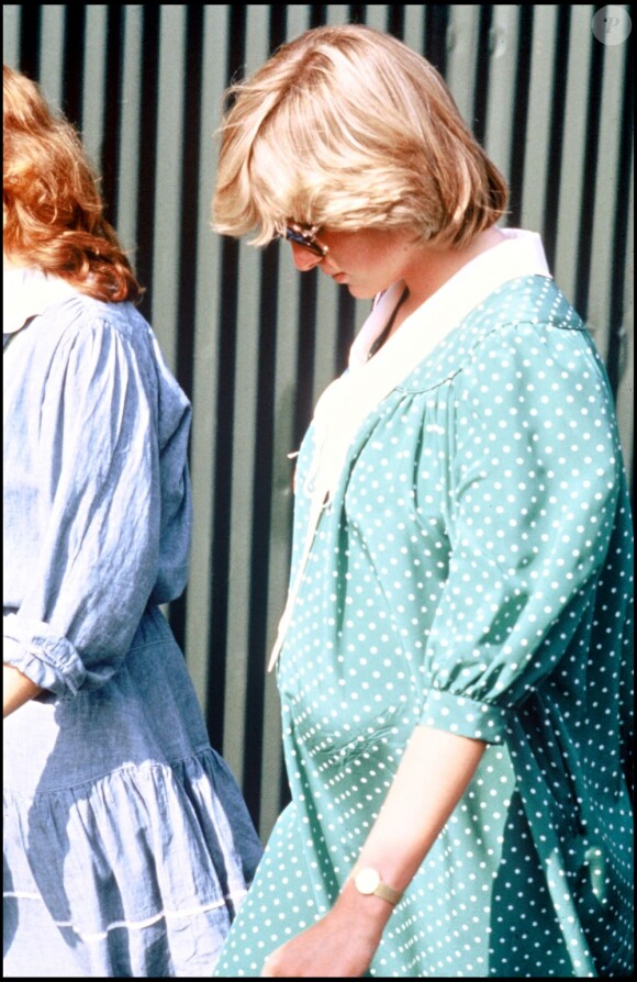 Lady Diana enceinte à Windsor en juin 1982, dans la robe de grossesse qu'elle portera le 22 juin en quittant la maternité avec son bébé le prince William