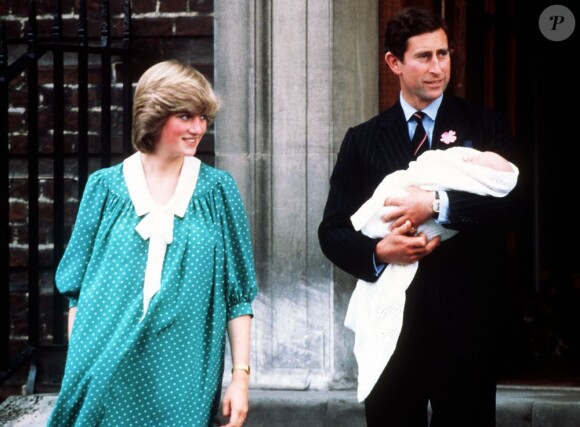 Le prince Charles et la princesse Diana à la sortie de la maternité de l'hôpital St Mary à Londres, le 22 juin 1982, avec leur bébé le prince William, né la veille.