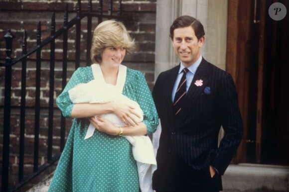 Le prince Charles et la princesse Diana à la sortie de la maternité de l'hôpital St Mary à Londres, le 22 juin 1982, avec leur bébé le prince William, né la veille.