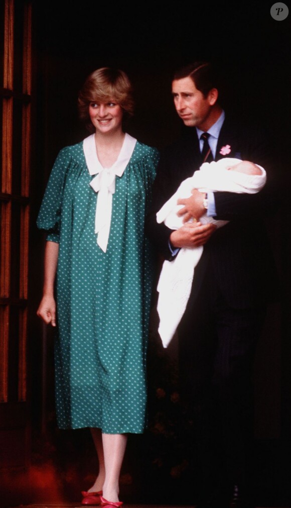 Le prince Charles et la princesse Diana à la sortie de la maternité de l'hôpital St Mary à Londres, le 22 juin 1982, avec leur bébé le prince William, né la veille.