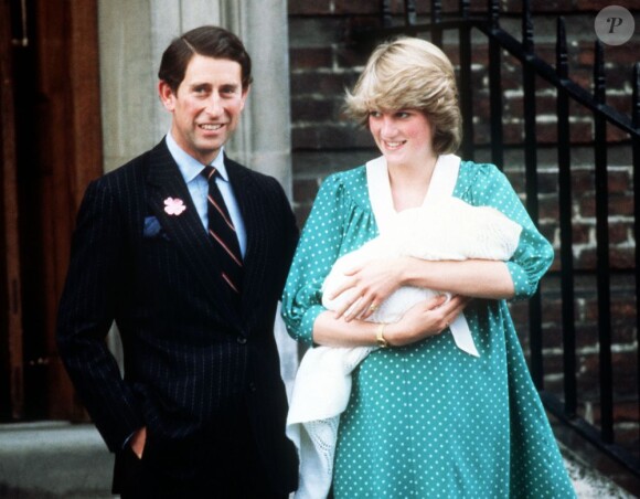 Le prince Charles et la princesse Diana à la sortie de la maternité de l'hôpital St Mary à Londres, le 22 juin 1982, avec leur bébé le prince William, né la veille.