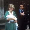 Le prince Charles et la princesse Diana à la sortie de la maternité de l'hôpital St Mary à Londres, le 22 juin 1982, avec leur bébé le prince William, né la veille.