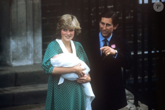 Le prince Charles et la princesse Diana à la sortie de la maternité de l'hôpital St Mary à Londres, le 22 juin 1982, avec leur bébé le prince William, né la veille.