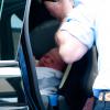 Le prince George de Cambridge en voiture, le 23 juillet 2013, pour rentrer chez lui, à Kensington, au lendemain de sa naissance.