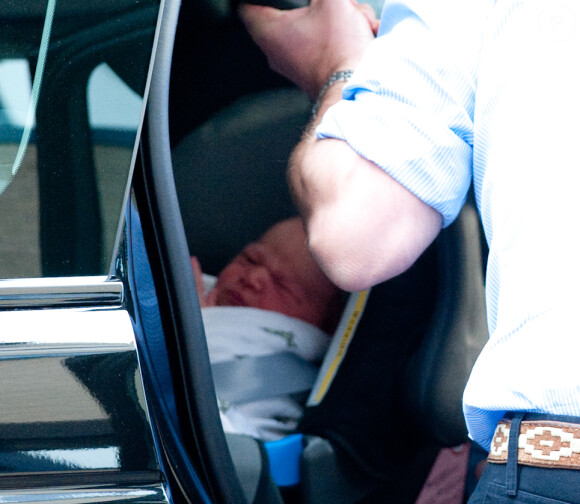 Le prince George de Cambridge en voiture, le 23 juillet 2013, pour rentrer chez lui, à Kensington, au lendemain de sa naissance.