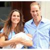 Le prince George de Cambridge prêt à rentrer chez lui avec ses parents le prince William et Kate Middleton, le 23 juillet 2013, au lendemain de sa naissance.