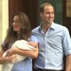 Le prince William, Kate Middleton et le prince de Cambridge à la sortie de l'aile Lindo de l'hôpital St Mary, à Londres, le 23 juillet 2013