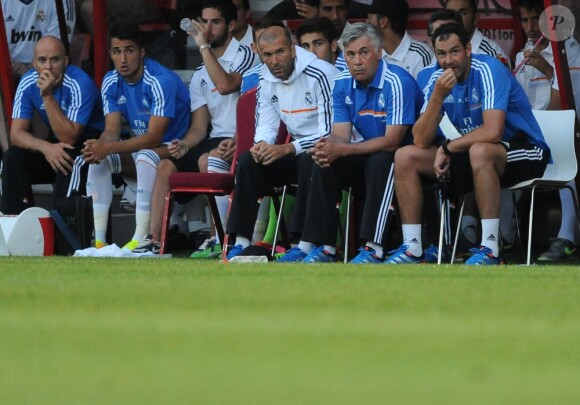 Zinédine Zidane, entraîneur adjoint très assidu de Carlo Ancelotti s'assoit pour sa grande première sur le banc du match du Real Madrid au Goldsands Stadium face à Bournemouth Le 21 juiillet 2013