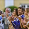 La princesse Mary et son mari le prince héritier Frederik de Danemark applaudissant à l'unisson à la représentation du Verdens Ballet (Ballet du monde) le 19 juillet 2013 au château de Gavno.