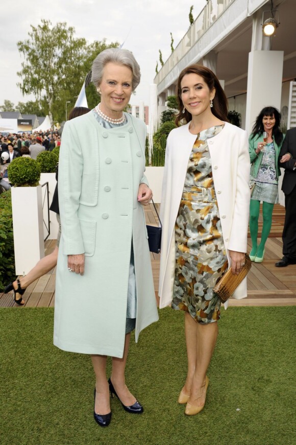La princesse Mary de Danemark et la princesse Benedikte à l'ouverture d'un festival équestre à Aix-la-Chapelle le 25 juin 2013.