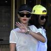 Rihanna porte un t-shirt transparent sans soutien-gorge dévoilant ainsi sa poitrine à la sortie de son hotel à Stockholm, le 22 juillet 2013