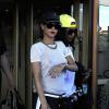 Rihanna porte un t-shirt transparent sans soutien-gorge dévoilant ainsi sa poitrine à la sortie de son hotel à Stockholm, le 22 juillet 2013