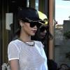 Rihanna porte un t-shirt transparent sans soutien-gorge dévoilant ainsi sa poitrine à la sortie de son hotel à Stockholm, le 22 juillet 2013