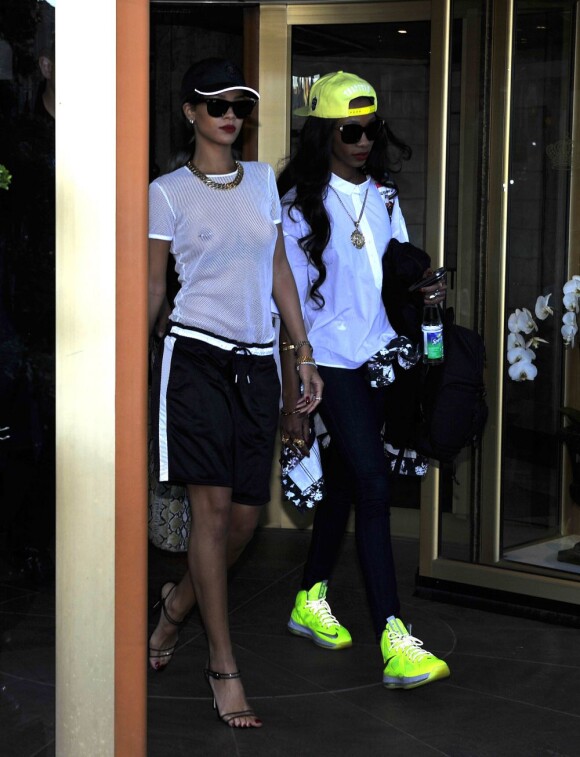 Rihanna, accompagnée de sa meilleure amie Melissa Forde, porte un t-shirt transparent sans soutien-gorge dévoilant ainsi sa poitrine à la sortie de son hotel à Stockholm, le 22 juillet 2013