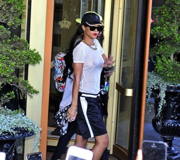 La chanteuse Rihanna porte un t-shirt transparent sans soutien-gorge dévoilant ainsi sa poitrine à la sortie de son hotel à Stockholm, le 22 juillet 2013