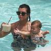 Kourtney Kardashian se baigne avec sa fille Penelope dans une piscine de l'hôtel The Setai. Miami, le 22 juillet 2013.