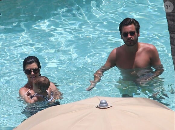 Kourtney Kardashian et Scott Disick profitent de leurs vacances en famille et se baignent dans une piscine de l'hôtel The Setai avec leurs enfants Mason et Penelope. Miami, le 22 juillet 2013.