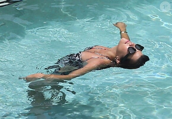 Kourtney Kardashian en pleine baignade dans une piscine de l'hôtel The Setai à Miami, le 22 juillet 2013.