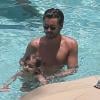Scott Disick et son fils Mason se baignent à Miami, le 22 juillet 2013.