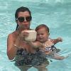 Kourtney Kardashian se baigne avec sa fille Penelope dans une piscine de l'hôtel The Setai. Miami, le 22 juillet 2013.