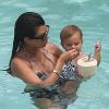 Kourtney Kardashian se baigne avec sa fille Penelope dans une piscine de l'hôtel The Setai. Miami, le 22 juillet 2013.