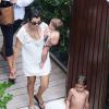 Kourtney Kardashian et ses deux enfants Mason et Penelope à Miami, le 22 juillet 2013.