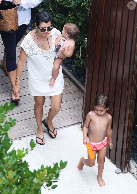 Kourtney Kardashian et ses deux enfants Mason et Penelope à Miami, le 22 juillet 2013.