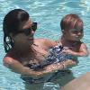 Kourtney Kardashian se baigne avec sa fille Penelope dans une piscine de l'hôtel The Setai. Miami, le 22 juillet 2013.