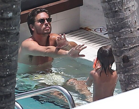 Scott Disick et son fils Mason se baignent à Miami, le 22 juillet 2013.