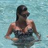 Kourtney Kardashian en pleine baignade dans une piscine de l'hôtel The Setai à Miami, le 22 juillet 2013.
